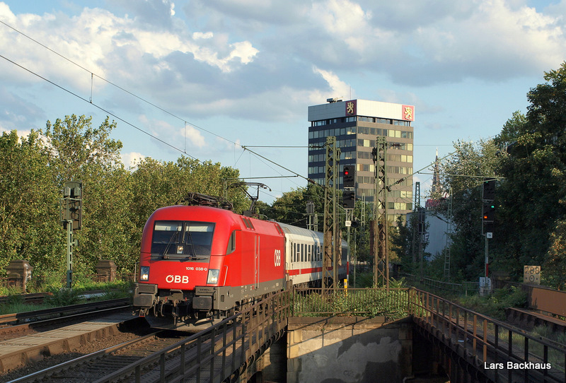 1016 038-0 erreicht am 22.08.09 mit dem IC 2082  Knigssee  Berchtesgaden - Hamburg-Altona den Bahnhof Hamburg-Dammtor um dort den letzten Zwischenhalt der Reise einzulegen.