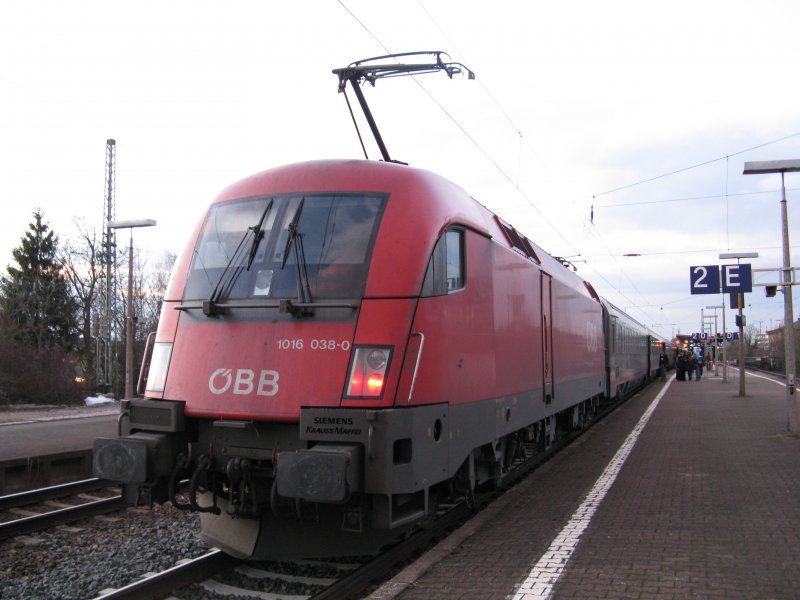1016 038-0 mit EC 112 von Klagenfurt Hbf mit Kurswagen aus Zagreb nach Frankfurt(Main)Hbf.Am 29.03.09 beim Halt in Bensheim.
