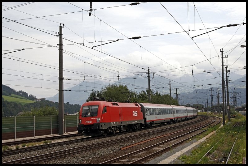 1016 038 bringt den OEC 662  Innovationsgemeinde Baden , Wien West - Feldkirch durch das Inntal in Richtung Innsbruck. (Fritzens-Wattens am 31.07.2009)