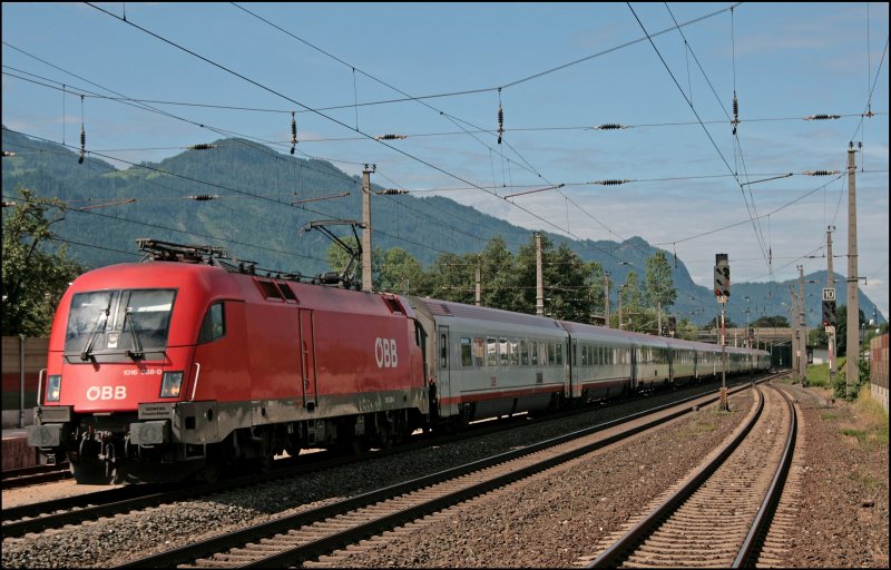 1016 038 durchfhrt den Bahnhof Kundl mit dem OEC 563  HANDL TYROL SPECK , von Bregenz nach Wien Westbahnhof, am Haken. (05.07.2008