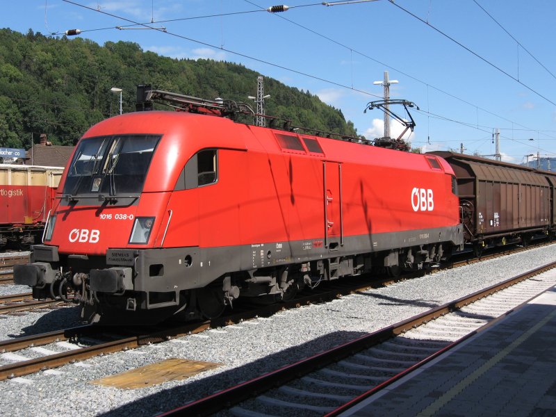 1016 038 steht am 31.8.2006 in Feldkirch mit einem Gterzug vor einem Haltesignal und wartet auf den  Freie Fahrt  Befehl des Fahrdienstleiters um die Fahrt fortzusetzen.