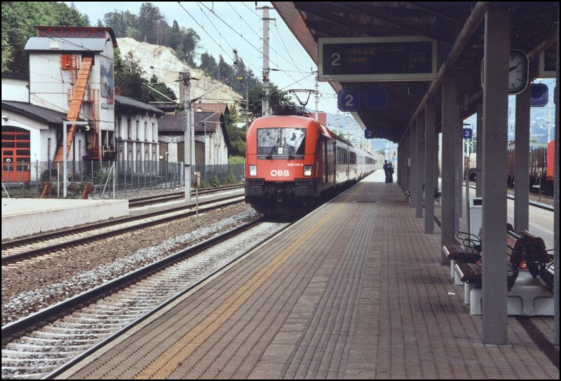 1016 039 kommt im Sommer 2005 mit dem BB-EC 162  Transalpin  Wien West-Basel in den Bahnhof Jenbach gerollt. 