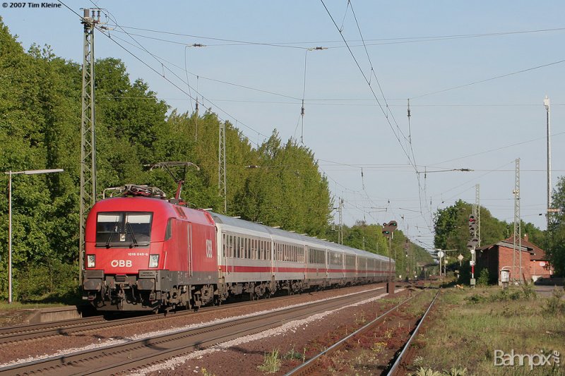 1016 040 am 05.05.2007 mit IC 2082 nach Hamburg Altona in Radbruch.
