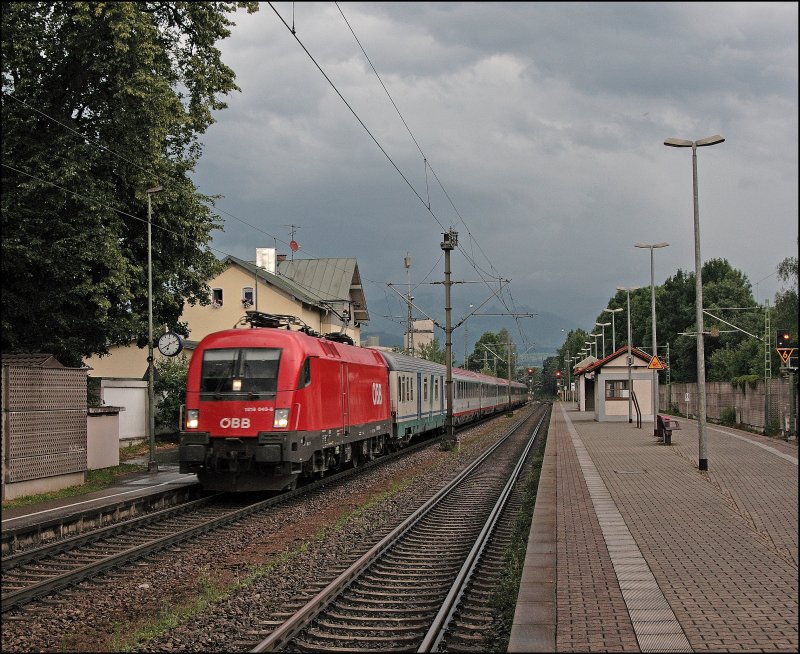1016 040 durchfhrt mit dem OEC 189  Val Gardena/Grdnertal , von Mnchen Hbf nach Verona Porta Nuova, den Bahnhof Kiefersfelden. (03.07.2008)
