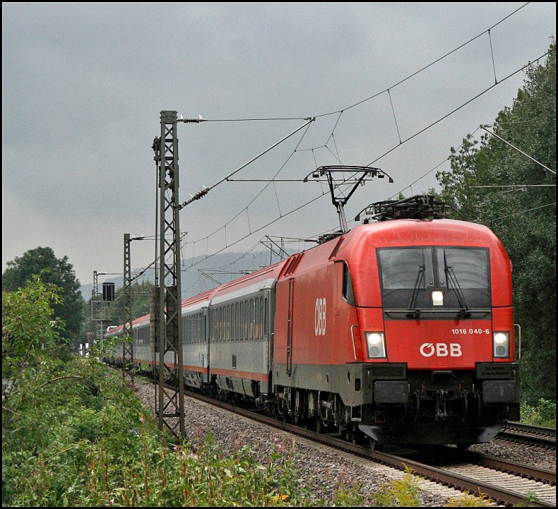 1016 040 ist zwischen Brannenburg und Oberaudorf mit dem OEC 668  H2O-Hotel-Therme-Resort , Graz Hbf - Bregenz, unterwegs. (03.08.2009)