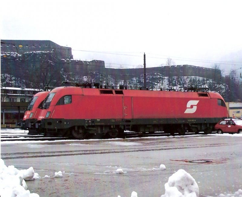 1016 041 und eine Schwesterlok abgestellt in Kufstein im Januar 2004.