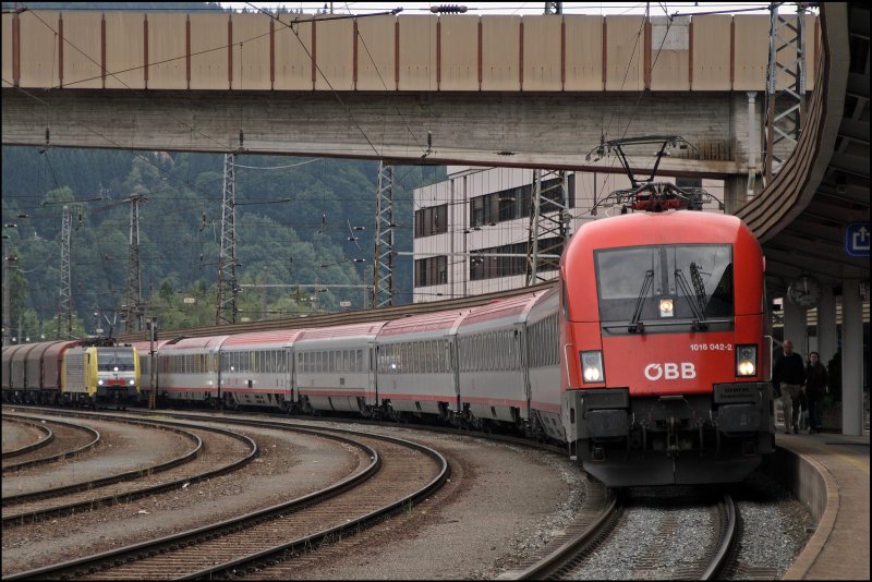 1016 042 ist mit dem OEC 164  KAISERIN ELISABETH , Salzburg Hbf - Zrich HB, in Kufstein zum stehen gekommen. Nach kurzem Stop geht es weiter. (10.07.2008)
