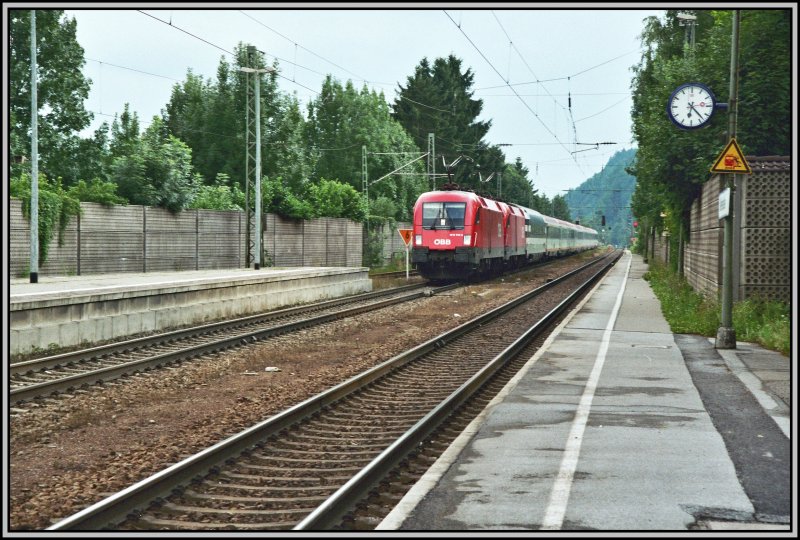 1016 042 und eine Schwesterlok bringen im Juni 2005 den OEC 161  Maria Theresia  von Buchs (SG) nach Wien Westbahnhof. Aufgenommen in Kiefersfelden.
