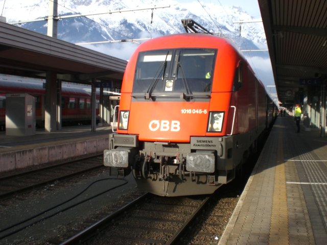 1016 045-5 kam mit einem Entlastungszug  SD  aus Wien West und wird gleich ins BW fahren. Innsbruck Hbf 6.12.2008