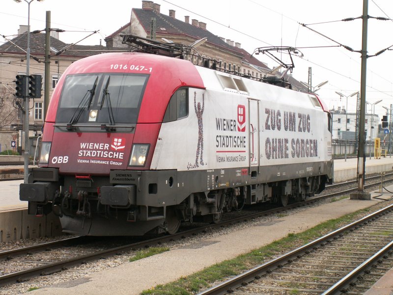 1016 047-1 Wiener Stdtische Taurus kurz vor dem Ankoppeln an den EC 564 in Wien-West, 31.3.2007