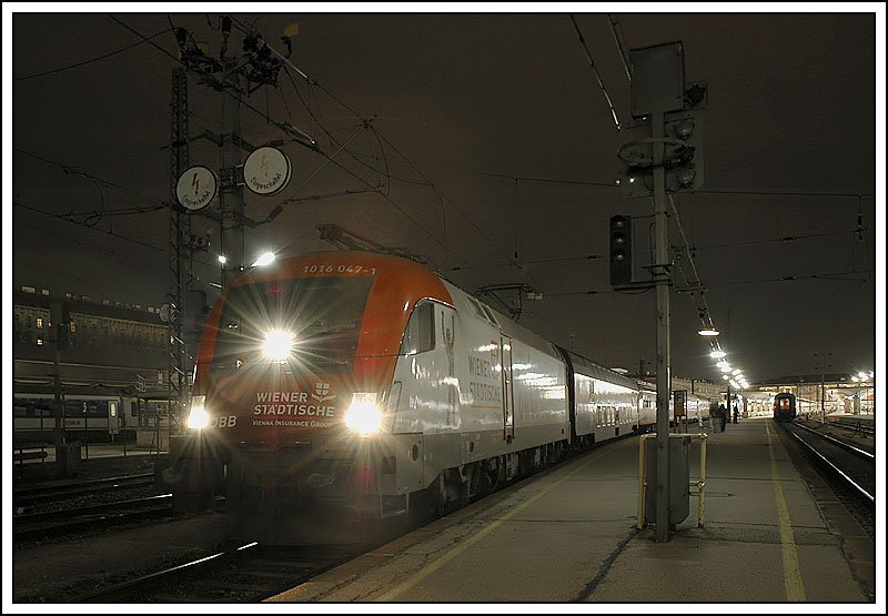 1016 047 wartet am 17.3.2007 auf die Abfahrt als EN 246  TelefonSeelsorge Ruf 142  nach Bregenz.