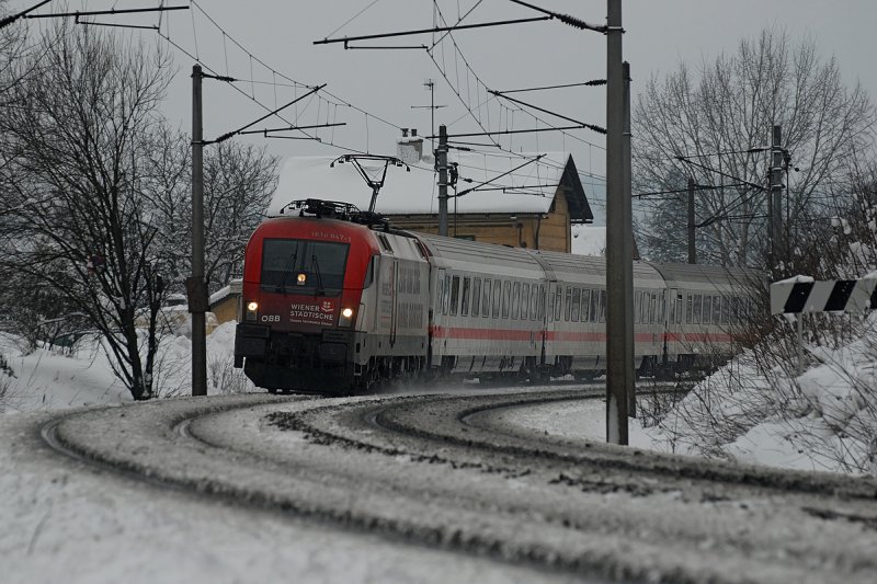1016 047  Wiener Stdtische  bringt den IC 61 von Mnchen Hbf. nach Wien Westbahnhof. Das Foto entstand kurz vor Pressbaum im winterlichen Wienerwald.