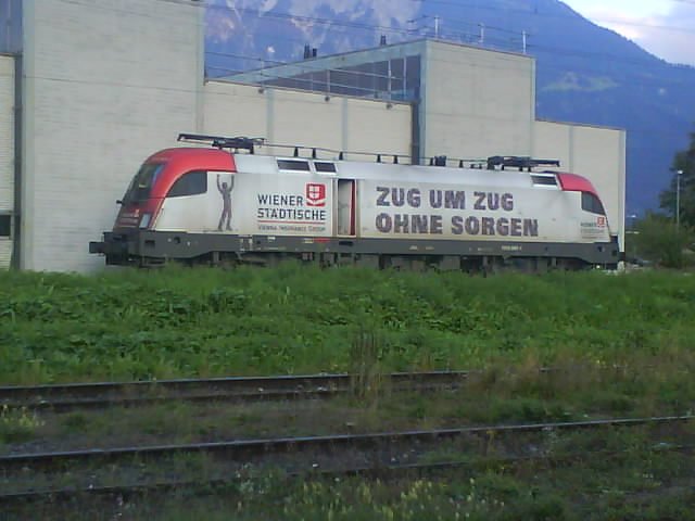 1016 047 (Wiener Stdtische Versicherung) wartet im Depot Buchs/SG auf ihren Gegenzug nach Salzburg.