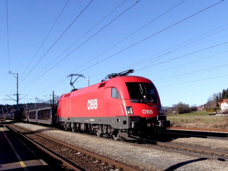 1016 049-7 durchfhrt mit einem leerem SNCF-Autotransportwagenzug(GEFCO) den Bhf. Redl-Zipf Richtung Linz; 090124