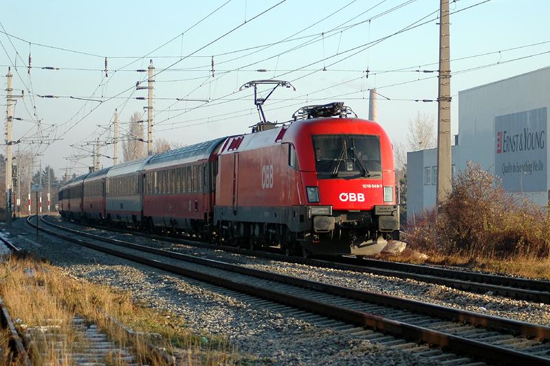 1016 049 mit IC 533 (Wien-Villach) am 4.12.2005 kurz vor der Durchfahrt in Atzgersdorf