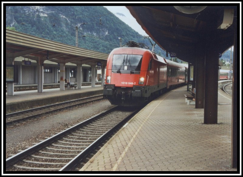 1016 049 rollt mit dem EC 281  Val Gardena/Grdnertal  von Bozen nach Mnchen in den Bahnhof Kufstein ein.