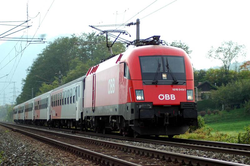 1016 049 unterwegs mit R 4060 von Graz nach Bruck am 6.10.2005 kurz vor dem Bahnhof Peggau-Deutschfeistritz