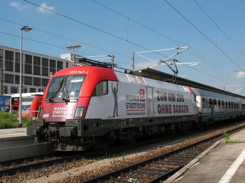 1016 049  Zug um Zug ohne Sorgen   am 14.8.07 in Mnchen Ost mit einem EuroCity 