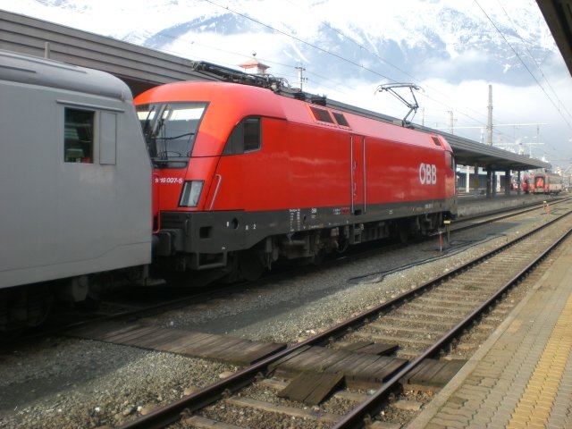 1016  Bond  007 steht mit eine REX nach Salzburg in Innsbruck Hbf.
Grund fr das spannen der Lok vor den Steuerwagen sind 2 Kurswagen die nach Wien fahren.
Letzte HU der Lok war brigens im April 2000!
6.12.2008