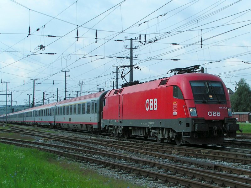 1016011-7 ROCO  ist mit OEC561(Europischer Computer Fhrerschein) bei Attnang-Puchheim unterwegs; 090811