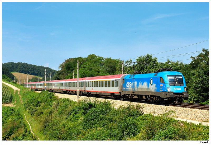 1016.023 (Kyoto) mit dem OIC545 (Innsbruck - Wien). Unter-Oberndorf, 10.8.2009.