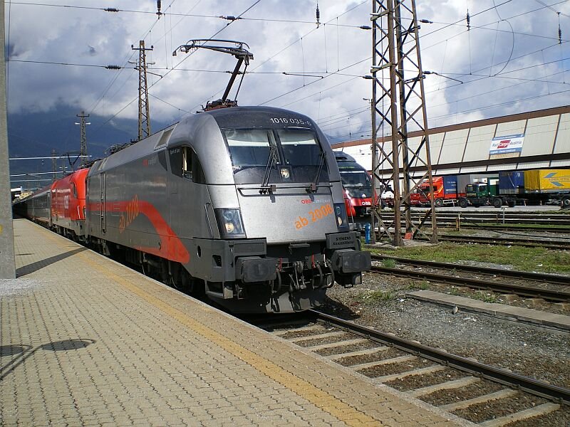 1016.035  Railjet  am 01.09.2007 mit BB-EuroCity 162  Transalpin  in Innsbruck Hbf.