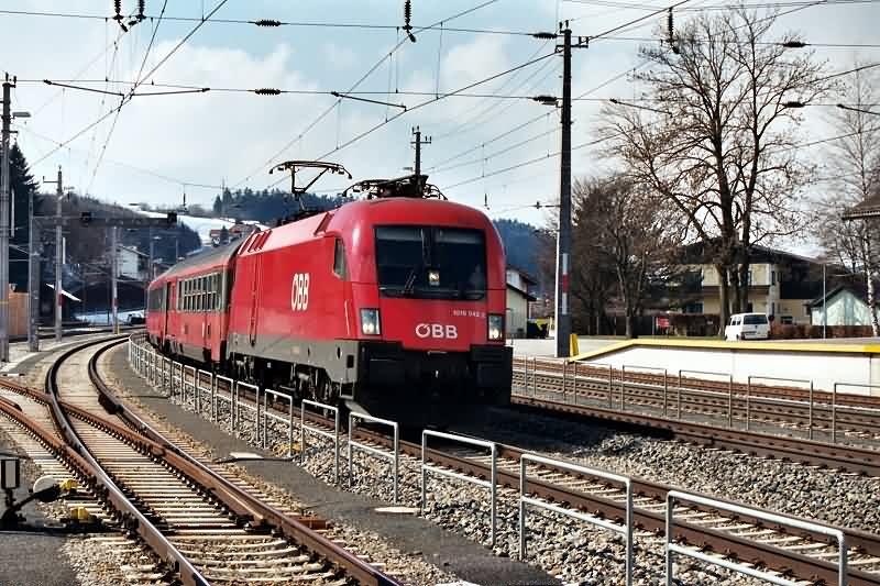 1016.042 mit einem Expresszug bei der Durchfahrt durch den Bahnhof Vcklamarkt (O) im Mrz 2004