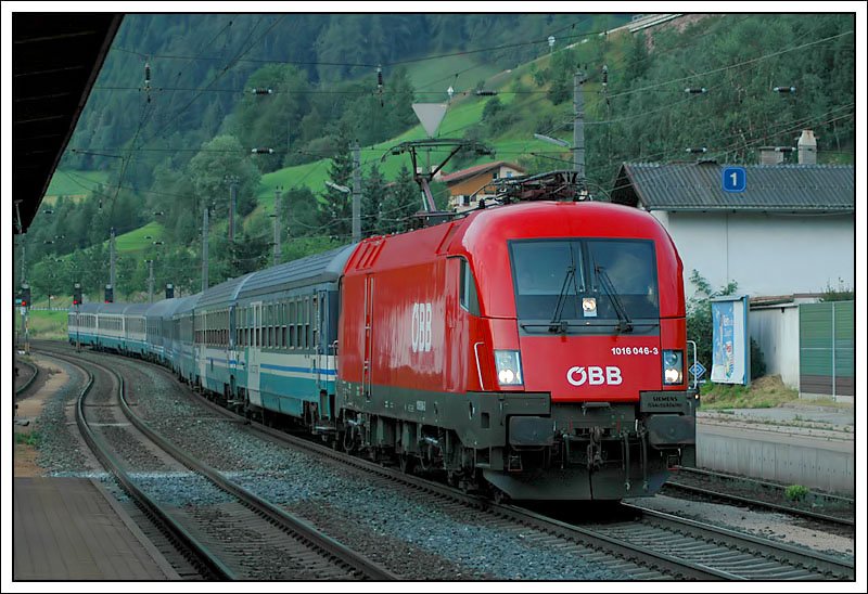 1016.046 vor dem EN 286 „Capri“ von Neapel nach Mnchen am 27.7.2007 bei der Durchfahrt in Matrei auf der Brenner Nordrampe.