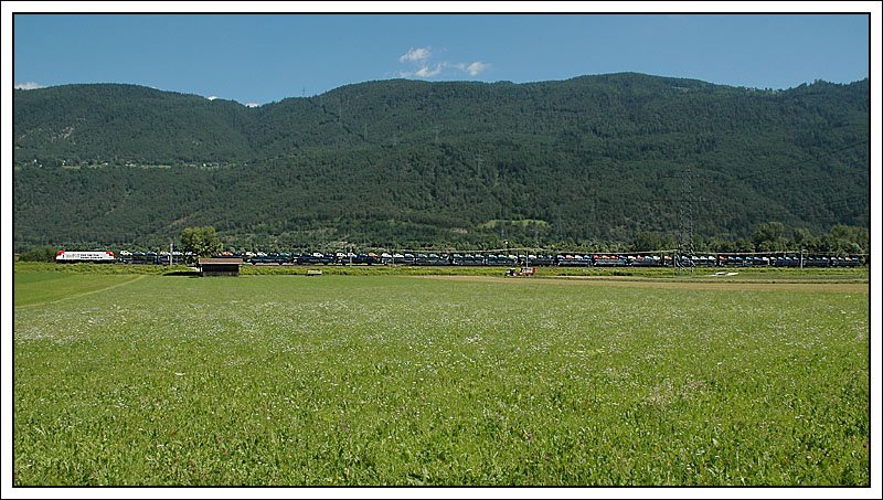 1016.047 mit einem kurzen Gterzug Richtung Arlberg, aufgenommen am 26.7.2007 zwischen Oberhofen in Tirol und Flaurling. 