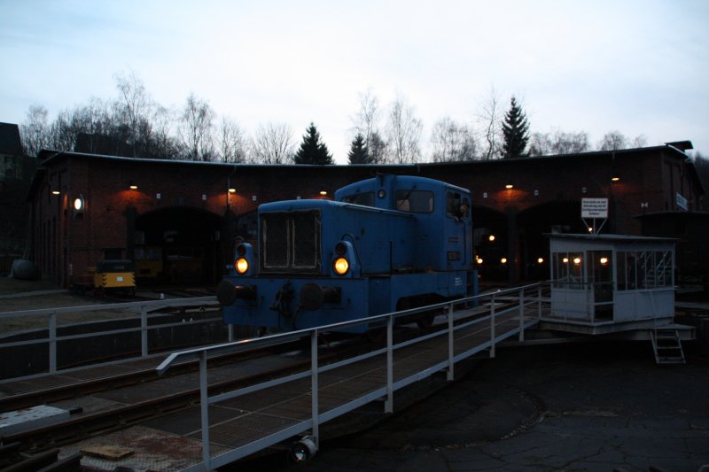102 084-1 auf der Drehscheibe am Abend des 14.03.09 im Eisenbahnmuseum Schwarzenberg.