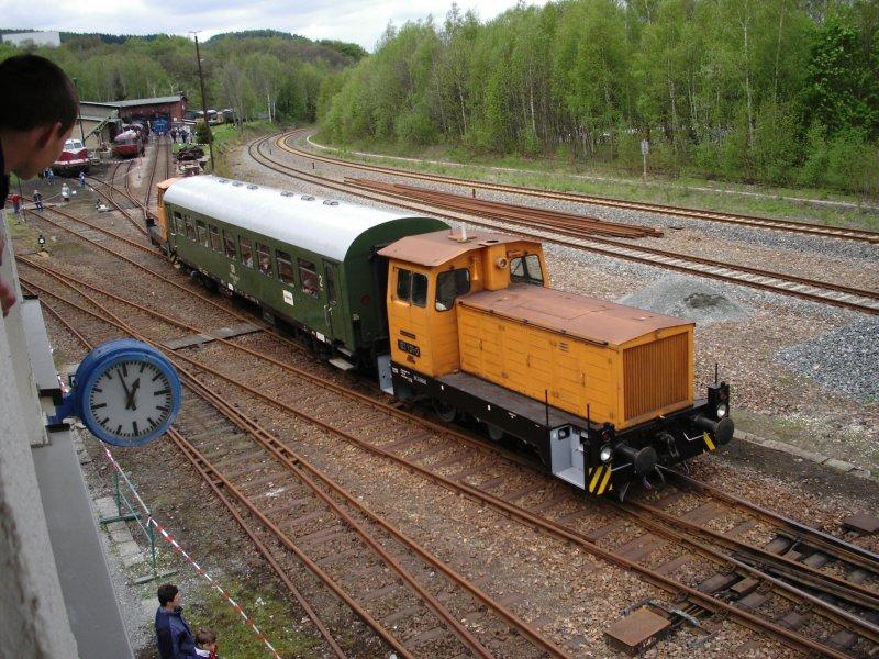 102 131 kommt am Schlu des Pendelzuges in Richtung Lokschuppen am Stellwerk vorbei