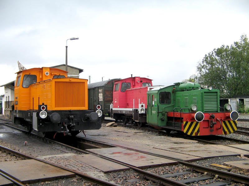 102 188 neben ihrer DB-Schwester 312 183 und einer N4b in Glauchau, 09.09.07