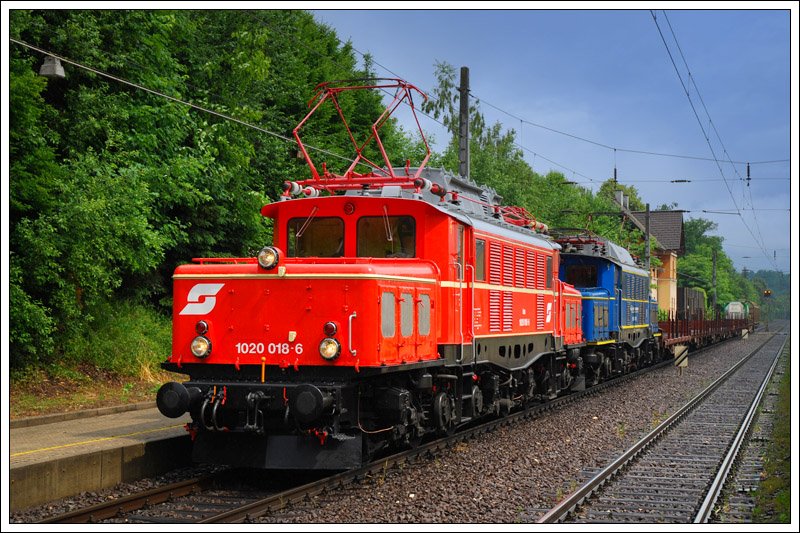 1020 018 als Vorspannlok vor 1020 041 und ihrem SDG 90533 (Ersatzleistung fr DG 54533) von Salzburg Gnigl nach Villach Sd Gvbf. am 6.6.2009 beim Halt in der Station Villach Warmbad.