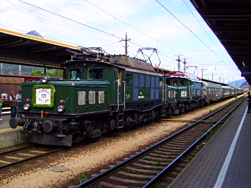 1020 042 und 044 sind heute den ganzen Tag am Arlberg mit Sonderz�gen unterwegs ( gewesen ). Jubil�um 125 Jahre Arlbergbahn am 13.6.2009.

Lg