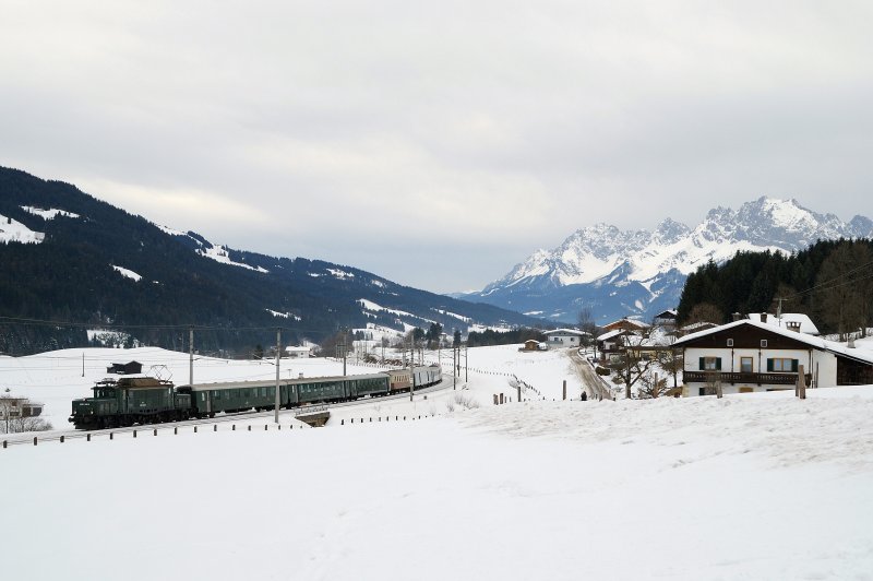 1020 042 mit einem Sonderzug vor Fieberbrunn (05.01.2008)