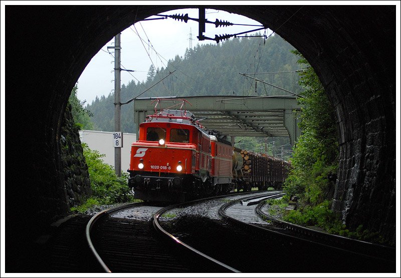 1020.018 und 1044.40 mit dem SDG 90434 von Salzburg Gnigl nach Hall in Tirol bei der Einfahrt in den 45 Meter langen Itter-Tunnel nach Hopfgarten. Falls jetzt jemand sich Sorgen um meine Gesundheit macht - das Foto wurde von der anderen Seite durch den Tunnel gemacht ;-)