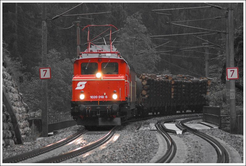 1020.018 und 1044.40 mit dem SDG 90434 (Ersatzleistung fr DG 54434) von Salzburg Gnigl nach Hall in Tirol kurz vor Hopfgarten. 