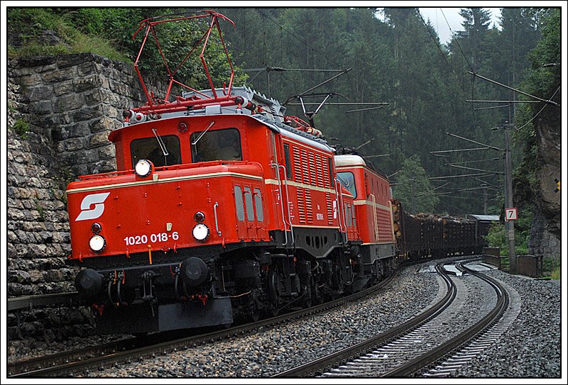 1020.018 und 1044.40 mit dem SDG 90434 (Ersatzleistung fr DG 54434) von Salzburg Gnigl nach Hall in Tirol kurz vor Hopfgarten. 
