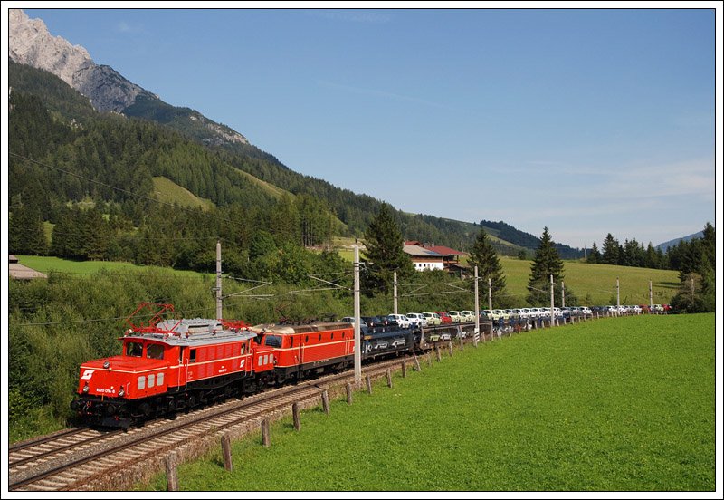 1020.018 der IG Tauernbahn und 1044.40 vor dem SDG 90454 von Villach nach Hall in Tirol am 22.8.2008 bei der Bergfahrt am Pa Grieen ca. 3,5 Kilometer vor Hochfilzen aufgenommen.