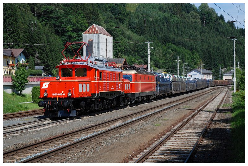 1020.018 der IG Tauernbahn und 1044.40 vor dem SDG 90454 (Ersatzleistung fr DG 54454)von Villach nach Hall in Tirol am 22.8.2008 bei der Durchfahrt in Taxenbach-Rauris. 