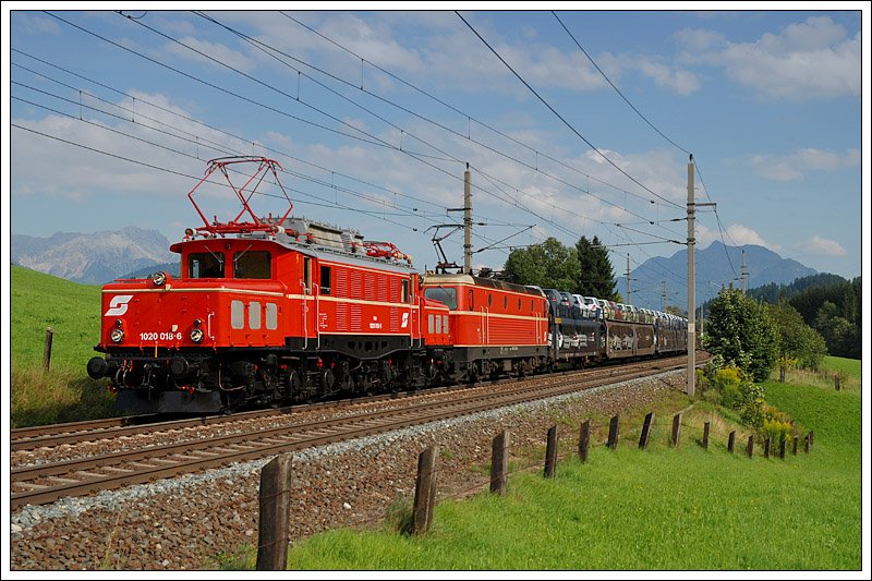 1020.018 der IG Tauernbahn und 1044.40 vor dem SDG 90454 von Villach nach Hall in Tirol am 22.8.2008 bei der Talfahrt des Pa Grieen kurz nach Fieberbrunn.