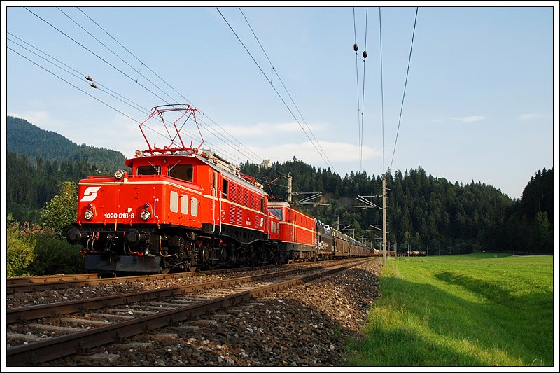 1020.018 der IG Tauernbahn und 1044.40 vor dem SDG 90454 (Ersatzleistung fr DG 54454)von Villach nach Hall in Tirol am 22.8.2008 kurz vor Hopfgarten.