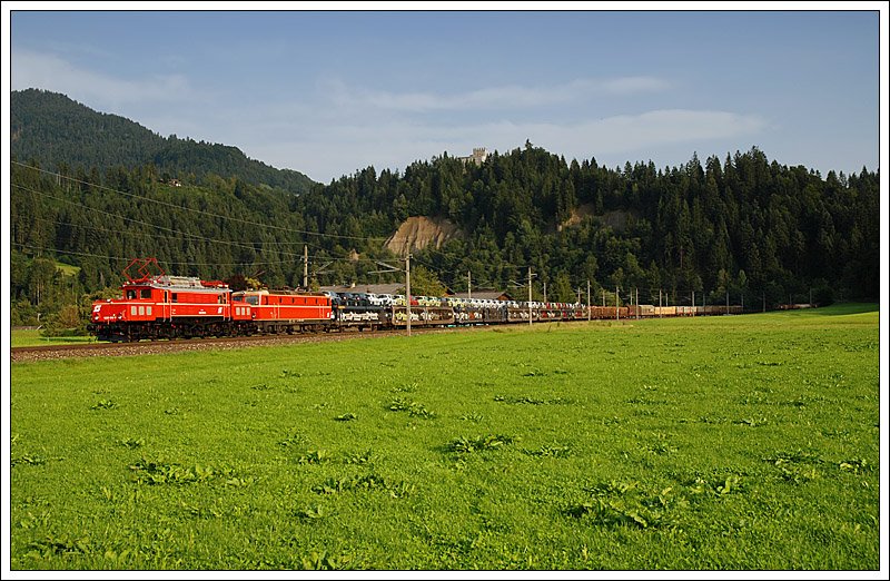 1020.018 der IG Tauernbahn und 1044.40 vor dem SDG 90454 (Ersatzleistung fr DG 54454)von Villach nach Hall in Tirol am 22.8.2008 im letzten Abendlicht in Hopfgarten aufgenommen.
