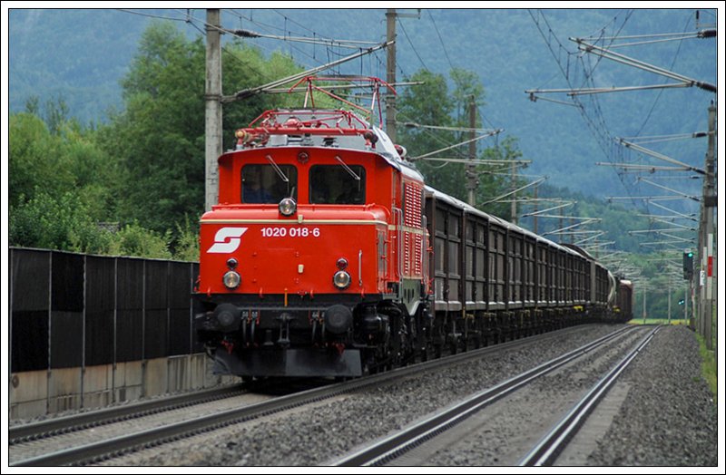 1020.018 mit dem SDG 90343 (Ersatzleistung fr DG 54543) von Hall in Tirol nach Salzburg Gnigl aufgenommen kurz vor der Durchfahrt der S-Bahnstadion Kuchl. Bei diesem Zug war 1044.40 als Schublok eingeteilt.