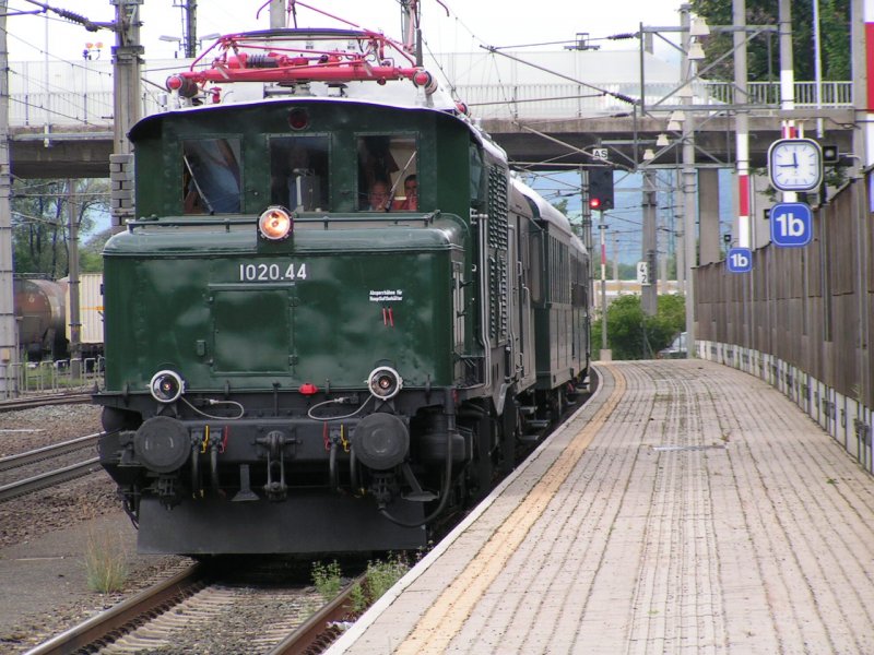 1020.44 fhrt mit Sdz.  Kaiser Max  in den Bhf. Jenbach ein. 2006-08-01