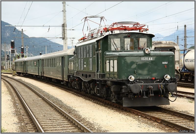 1020.44 fhrt mit Sonderzug 16441  Kaiser Max  von Reutte zum Bahnhofsfest in Wrgl (150 Jahre Eisenbahnen in Tirol).
23.8.2008.