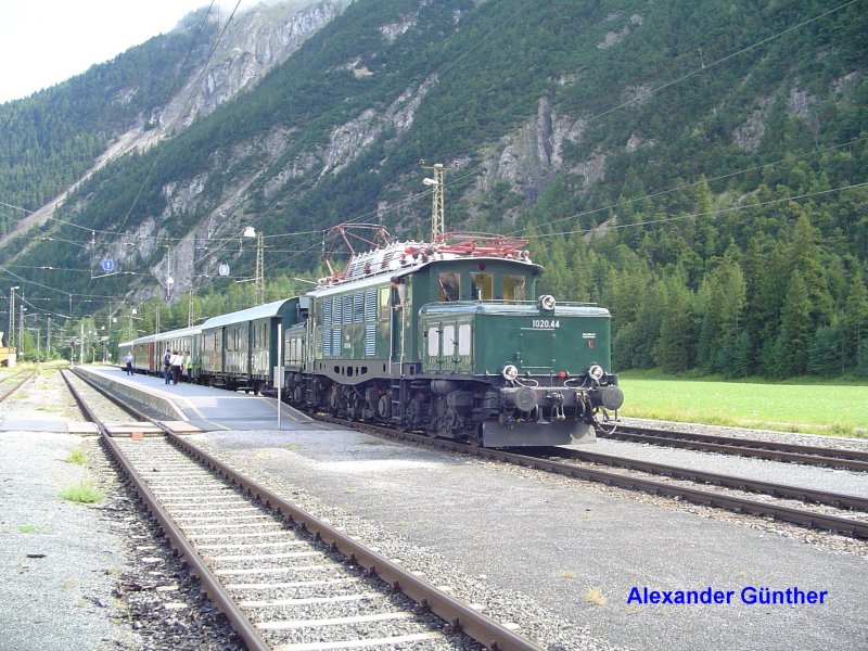 1020.44 steht am 24.07.2007 mit dem Nostalgiezug „Kaiser Max“ im Bahnhof Scharnitz. Der Zug verkehrte immer dienstags auf der Auerfern- bzw. Karwendelbahn zwischen 17. Juli und 11. September 2007 zwischen Reutte i. T. und Jenbach.