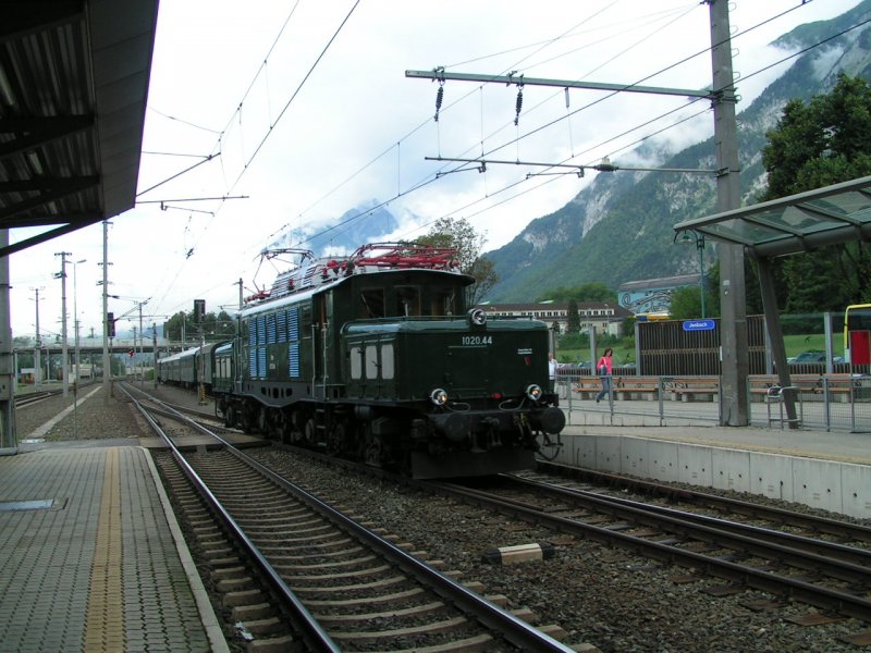 1020.44 umfhrt den Sdz.  Kaiser Max  in Jenbach . 206-08-01