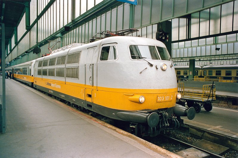 103 101 mit dem Airport Express in Stuttgart. 05.1993 (Scan vom Bild)