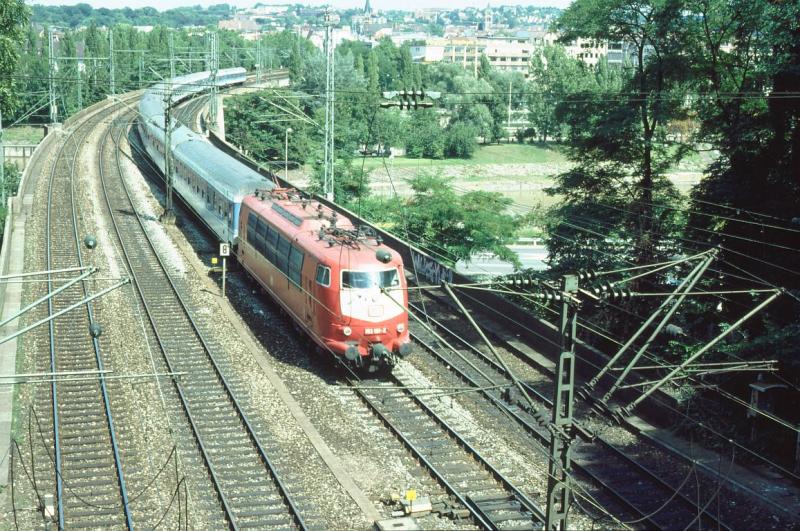 103 101 mit IR 2194 auf der Neckarbrcke zwischen Stuttgart-Bad Cannstatt und Hbf, Datum: 11.08.1993